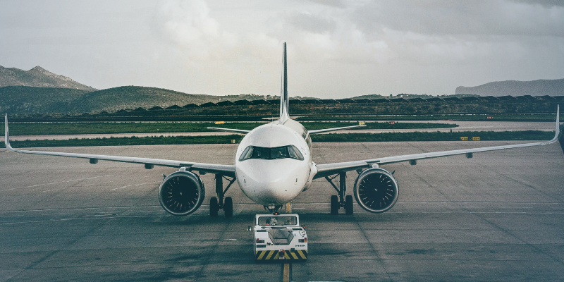 Front view of a plane 